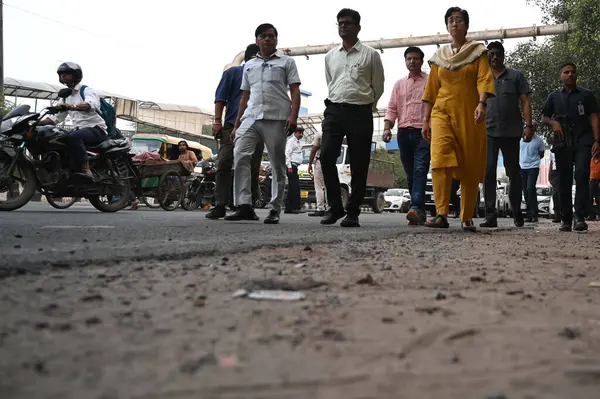 NEW DELHI INDIA SEPTEMBER 30 Eylül 2024 Delhi Başbakanı Atishi yoldaki çukurları teftiş ediyor NSIC Kalka Ji yolu yakınındaki yolun kötü durumunu PWD yetkilileriyle birlikte 30 Eylül 2024 tarihinde Yeni Delhi Hindistan Başbakanı teftiş etti ve hasarı tespit etti