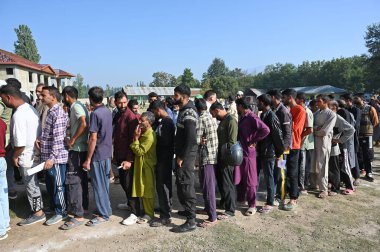 BANDIPORA INDIA ECTOBER 12024 Oy verenler, 1 Ekim 2024 tarihinde Bandipora Hindistan Fotoğrafı: Waseem Andrabi Hindustan Times