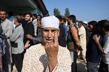 BANDIPORA INDIA ECTOBER 12024 Yaşlı bir kadın, Jammu ve Kashmir 'in 1 Ekim 2024' teki Bandipora Hindistan Fotoğrafı 'nda Waseem Andrabi Hindust tarafından yapılan üçüncü ve son seçim sırasında oy kullandıktan sonra silinmez parmaklarını gösterdi