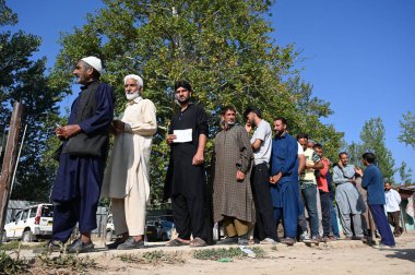 BANDIPORA INDIA ECTOBER 12024 Oy verenler, 1 Ekim 2024 tarihinde Bandipora Hindistan Fotoğrafı: Waseem Andrabi Hindustan Times