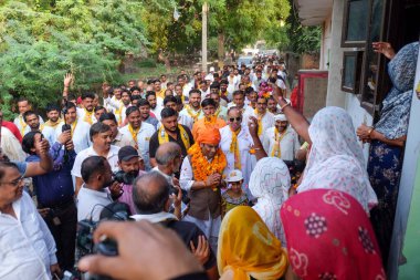 GURUGRAM INDIA OCTOBER 12024 Kalyan Singh Chauhan Bağımsız aday Haryana Meclisi seçim kampanyası sırasında Parveen Kum tarafından Gurugram Hindistan 'da 1 Ekim 2024' te çekilen Gurugram Hindistan fotoğrafında insanlarla buluştu.