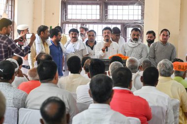 GURUGRAM INDIA OCTOBER 12024 Rao Narbir Singh Bharatiya Janata Parti adayı 1 Ekim 'de Shri Hanumaan Mandir yakınlarındaki Garauli Kalan köyünde yapılan seçim kampanyası sırasında Haryana Meclis Başkanlığı için yapılan genel bir toplantıya sesleniyor
