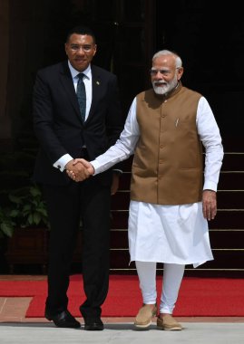 NEW DELHI INDIA ECTOBER 12024 Başbakan Narendra Modi, 1 Ekim 2024 'te Hyderabad' ın evinde gerçekleşen görüşme öncesinde Jamaika Başbakanı Andrew Holness ile el sıkışıyor. Fotoğraf: Sonu Mehta Hindustan Times