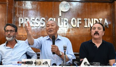 NEW DELHI INDIA OCTOBER 12024 Ladakh komitesi üyeleri Tsering Dorjay ve diğer üyeler tutuklu çevreciler Sonam Wangchuk ve 150 Ladakis basın kulübünde barış yürüyüşüne çıktıktan sonra basın toplantısı düzenlediler.