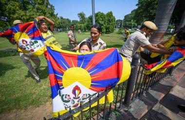 NEW DELHI INDIA ECTOBER 12024 Tibet Gençlik Kongresi üyeleri Çin 'in Tibet' teki Kültür Soykırımına karşı Çin Büyükelçiliği önünde protesto düzenlediler.