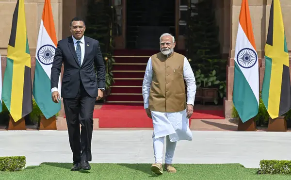 NEW DELHI INDIA ECTOBER 12024 Başbakan Narendra Modi Andrew Holness başbakanıyla 1 Ekim 2024 'te Hyderabad House' da bir araya geldi.