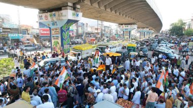 GURUGRAM INDIA OKTOBER 3. 2024 Vardhan Yadav Kongresi 'nin Badshahpur milletvekili adayı Haryana Meclis Seçimleri için yol gösterisinde 3 Ekim 2024 tarihinde Hindistan' ın Gurugram kentindeki Badshahpur Çarşısı 'nda insanlarla bir araya geldi. 