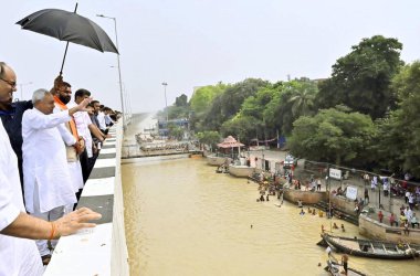 PATNA INDIA OCTOBER 3. 2024 Bihar Genel Sekreteri Nitish Kumar Ganga nehrinin yükselen su seviyesini 3 Ekim 2024 'te Patna Hindistan' da Santosh Kumar Hindustan Times tarafından çekilmiştir.