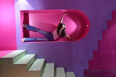 MUMBAI INDIA 3 Ekim 2024 Bir sanat meraklısı Hindistan 'da ilk Paradoks Müzesi' nin 3 Ekim 2024 'te Mumbai' de Hindistan 'ın Anshuman Poyrekar Hindustan Times tarafından açılan ilüzyon dünyasını keşfederken poz verir.