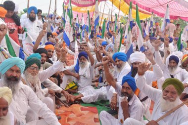 AMRITSAR INDIA OCTOBER 3. 2024 Çiftçiler, Samyukta Kisan Morcha Non Politik ve Kisan Mazdoor Morcha 'nın 2021 Lakhimpur' daki adalet de dahil olmak üzere taleplerine destek çağrısı yaptığı iki saatlik demiryolu roko protestosu sırasında demiryolu raylarını engelledi ve slogan attı. 