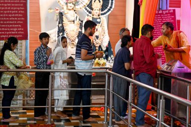 NOIDA INDIA OCTOBER 3. 2024 Shardiya Navratri festivalinin ilk gününde Noida Hindistan 'da her yıl Noida Dharm Mandir Sektörü 19 Ekim 2024' te Sharadiya Navratri, Ashwin 'li Shukla Paksha' nın Prati Pada tarihinde başlar.