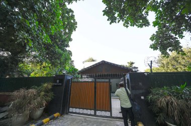 NEW DELHI INDIA OCTOBER 3 2024 32 Rajendra Prasad Yolu Eski Başbakan Yardımcısı ve AAP lideri Manish Sisodia 'nın AB 17 Mathura Yolu' ndaki eski ikametgahından ayrıldıktan sonra 3 Ekim 2024 'te Yeni Delhi' deki bungalov resmi olarak