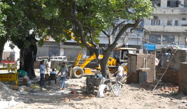 NEW DELHI INDIA 3 Ekim 2024 İşçi Eidgah 'ta Rani Laxmi Bai heykelinin Jhandewalan, Yeni Delhi' deki Rani Jhansi Yolu 'ndan satın aldığı yerde bir platform hazırlıyor.
