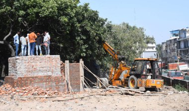 NEW DELHI INDIA 3 Ekim 2024 İşçi Eidgah 'ta Rani Laxmi Bai heykelinin Jhandewalan, Yeni Delhi' deki Rani Jhansi Yolu 'ndan satın aldığı yerde bir platform hazırlıyor.