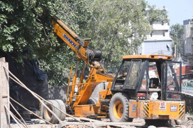 NEW DELHI INDIA 3 Ekim 2024 İşçi Eidgah 'ta Rani Laxmi Bai heykelinin Jhandewalan, Yeni Delhi' deki Rani Jhansi Yolu 'ndan satın aldığı yerde bir platform hazırlıyor.