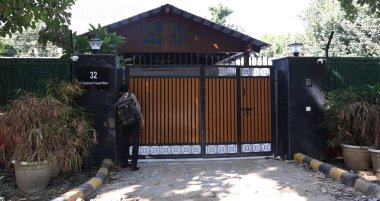 NEW DELHI INDIA OCTOBER 3 2024 32 Rajendra Prasad Yolu Eski Başbakan Yardımcısı ve AAP lideri Manish Sisodia 'nın AB 17 Mathura Yolu' ndaki eski ikametgahından ayrıldıktan sonra 3 Ekim 2024 'te Yeni Delhi' deki bungalov resmi olarak