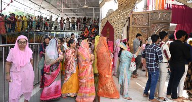 NEW DELHI INDIA ECTOBER 32024 hayranları, Yeni Delhi 'deki Jhandewalan Tapınağı' nda Shardiya Navratri festivalinin ilk gününde namaz kılmak için sırada bekliyorlar.