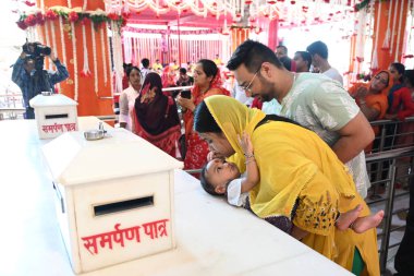 NEW DELHI INDIA ECTOBER 32024 Dindar, Yeni Delhi 'deki Jhandewalan Tapınağı' nda Shardiya Navratri festivalinin ilk gününde dua ediyor. Fotoğraf: Sonu Mehta Hindustan Times