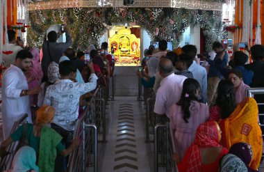 NEW DELHI INDIA ECTOBER 32024 hayranları, Yeni Delhi 'deki Jhandewalan Tapınağı' nda Shardiya Navratri festivalinin ilk gününde namaz kılmak için sırada bekliyorlar.