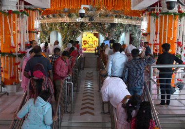 NEW DELHI INDIA ECTOBER 32024 hayranları, Yeni Delhi 'deki Jhandewalan Tapınağı' nda Shardiya Navratri festivalinin ilk gününde namaz kılmak için sırada bekliyorlar.