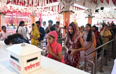 NEW DELHI INDIA ECTOBER 32024 Dindar, Yeni Delhi 'deki Jhandewalan Tapınağı' nda Shardiya Navratri festivalinin ilk gününde dua ediyor. Fotoğraf: Sonu Mehta Hindustan Times