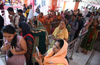 NEW DELHI INDIA ECTOBER 32024 Dindar, Yeni Delhi 'deki Jhandewalan Tapınağı' nda Shardiya Navratri festivalinin ilk gününde dua ediyor. Fotoğraf: Sonu Mehta Hindustan Times