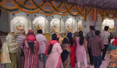 NEW DELHI INDIA ECTOBER 32024 Dindar, Yeni Delhi 'deki Jhandewalan Tapınağı' nda Shardiya Navratri festivalinin ilk gününde dua ediyor. Fotoğraf: Sonu Mehta Hindustan Times