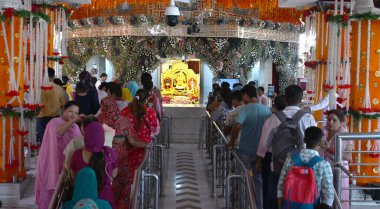 NEW DELHI INDIA ECTOBER 32024 Dindar, Yeni Delhi 'deki Jhandewalan Tapınağı' nda Shardiya Navratri festivalinin ilk gününde dua ediyor. Fotoğraf: Sonu Mehta Hindustan Times