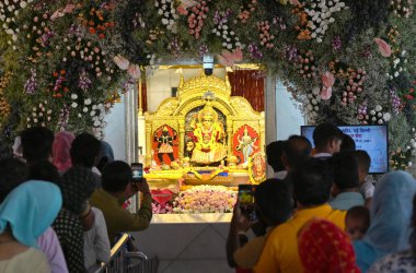 NEW DELHI INDIA ECTOBER 32024 hayranları, Yeni Delhi 'deki Jhandewalan Tapınağı' nda Shardiya Navratri festivalinin ilk gününde namaz kılmak için sırada bekliyorlar.