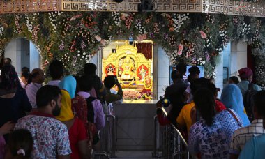 NEW DELHI INDIA ECTOBER 32024 hayranları, Yeni Delhi 'deki Jhandewalan Tapınağı' nda Shardiya Navratri festivalinin ilk gününde namaz kılmak için sırada bekliyorlar.