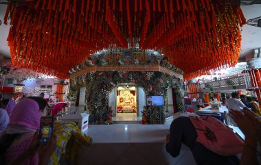 NEW DELHI INDIA ECTOBER 3. 2024 Dindar, Navratri Festivali 'nin ilk gününde Jhandewalan Tapınağı' nda dua ederken görüldü. 3 Ekim 2024 'de, Yeni Delhi Hindistan Fotoğrafı: Sanchit Khanna Hindustan Times