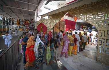 NEW DELHI INDIA ECTOBER 3. 2024 Dindar, Navratri Festivali 'nin ilk gününde Jhandewalan Tapınağı' nda dua ederken görüldü. 3 Ekim 2024 'de, Yeni Delhi Hindistan Fotoğrafı: Sanchit Khanna Hindustan Times