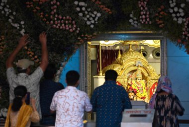 NEW DELHI INDIA ECTOBER 3. 2024 Dindar, Navratri Festivali 'nin ilk gününde Jhandewalan Tapınağı' nda dua ederken görüldü. 3 Ekim 2024 'de, Yeni Delhi Hindistan Fotoğrafı: Sanchit Khanna Hindustan Times