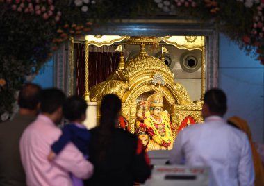 NEW DELHI INDIA ECTOBER 3. 2024 Dindar, Navratri Festivali 'nin ilk gününde Jhandewalan Tapınağı' nda dua ederken görüldü. 3 Ekim 2024 'de, Yeni Delhi Hindistan Fotoğrafı: Sanchit Khanna Hindustan Times
