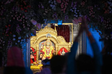 NEW DELHI INDIA ECTOBER 3. 2024 Dindar, Navratri Festivali 'nin ilk gününde Jhandewalan Tapınağı' nda dua ederken görüldü. 3 Ekim 2024 'de, Yeni Delhi Hindistan Fotoğrafı: Sanchit Khanna Hindustan Times