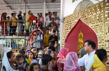 NEW DELHI INDIA ECTOBER 3. 2024 Dindar, Navratri Festivali 'nin ilk gününde Jhandewalan Tapınağı' nda dua ederken görüldü. 3 Ekim 2024 'de, Yeni Delhi Hindistan Fotoğrafı: Sanchit Khanna Hindustan Times