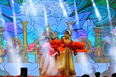 NEW DELHI INDIA ECTOBER 32024 Sanatçı canlı Ganesh Vandhana performans Shree Dharmik Ramlila Commitee Redfort bölgesinde 3 Ekim 2024 tarihinde Yeni Hindistan 'da Raj K Raj Hindustan Times