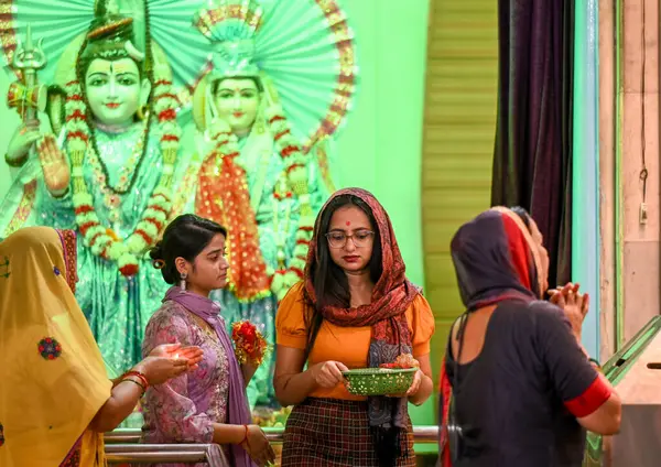 NOIDA INDIA OCTOBER 3. 2024 Shardiya Navratri festivalinin ilk gününde Noida Hindistan 'da her yıl Noida Dharm Mandir Sektörü 19 Ekim 2024' te Sharadiya Navratri, Ashwin 'li Shukla Paksha' nın Prati Pada tarihinde başlar.
