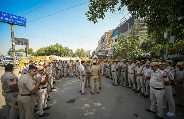 NEW DELHI INDIA OCTOBER 3. 2024 Polis yetkilileri Rani Laxmibai heykelinin Shahi Idgah Rani Jhansi Yolu yakınlarına yerleştirilmesi önerildi 3 Ekim 2024 'te Yeni Delhi Hindistan' da Sanchit Khanna Hindustan Times