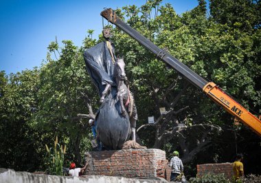 NEW DELHI INDIA OCTOBER 5. 2024 İşçiler, Shahi Idgah Rani Jhansi Yolu 'nun yakınına yerleştirilirken, Panchkui' den Rani Jhansi karayolunun açılmasını hedefliyor.