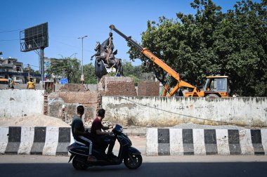 NEW DELHI INDIA OCTOBER 5 2024 Workers seen installing the statue of Rani Laxmibai as it gets relocated near Shahi Idgah Rani Jhansi Road on October 5 2024 in New Delhi India The move is aimed at decongestion of Rani Jhansi road stretch from Panchkui clipart