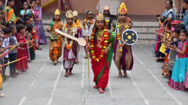 MUMBAI INDIA OCTOBER 5 2024 M S K Prathmik Vidyalaya okul kızları Navratri festivali vesilesiyle Chunabhatti 'de 5 Ekim 2024 tarihinde Mumbai' de düzenlenen ve Femin 'i sembolize eden festival.