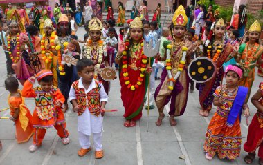 MUMBAI INDIA OCTOBER 5 2024 M S K Prathmik Vidyalaya okul kızları Navratri festivali vesilesiyle Chunabhatti 'de 5 Ekim 2024 tarihinde Mumbai' de düzenlenen ve Femin 'i sembolize eden festival.