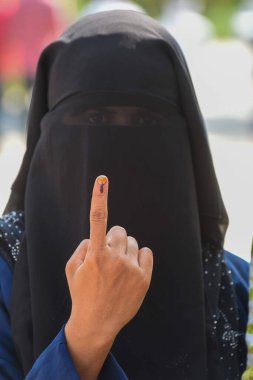 Gurugram Hindistan 'da 5 Ekim 2024' te, Gurugram Mewat 'taki Gashera Köyü' nde yapılan Haryana Meclis Seçimleri 'nde dövmeli parmaklarını gösteren GURUGRAM INDIA OKTOBER 5 2024