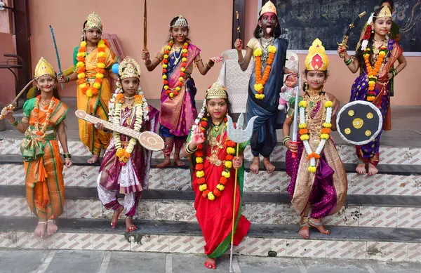 MUMBAI INDIA OCTOBER 5 2024 M S K Prathmik Vidyalaya okul kızları Navratri festivali vesilesiyle Chunabhatti 'de 5 Ekim 2024 tarihinde Mumbai' de düzenlenen ve Femin 'i sembolize eden festival.