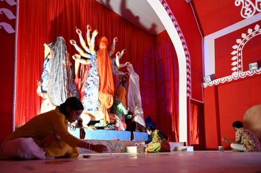 NEW DELHI INDIA ECTOBER 6 2024 Lord Durga Pandal üzerinde çalışan sanatçılar Kali Badi Tapınağı CR Parkı 'nda 6 Ekim 2024 tarihinde Yeni Delhi' de Salman Ali Hindustan Times 