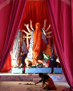 NEW DELHI INDIA ECTOBER 6 2024 Lord Durga Pandal üzerinde çalışan sanatçılar Kali Badi Tapınağı CR Parkı 'nda 6 Ekim 2024 tarihinde Yeni Delhi' de Salman Ali Hindustan Times 