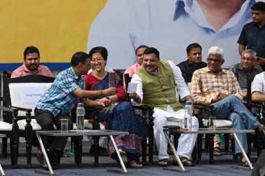 NEW DELHI INDIA ECTOBER 6. 2024 AAP lideri ve Delhi eski başbakanı Arvind Kejriwal Delhi CM Atishi ile birlikte 6 Ekim 2024 'te Chhatrasal Stadyumu' nda halka açık toplantıda Janta Ki Adalat 'la temas kurdular.
