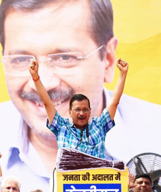 NEW DELHI INDIA OCTOBER 6. 2024 AAP Ulusal Kongre Üyesi Arvind Kejriwal, 6 Ekim 2024 'te Yeni Delhi Hindistan Kejriwal Pazar günü Yeni Delhi Hindistan' daki Chhatrasal Stadyumu 'nda halkla temas kurmak amacıyla Janta Ki Adalat' ın halka hitaben yaptığı konuşmada, Delh 'de sübvansiyonlu hizmetler sundu.