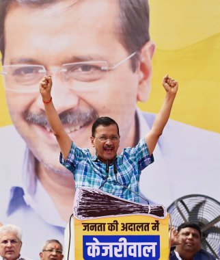 NEW DELHI INDIA OCTOBER 6. 2024 AAP Ulusal Kongre Üyesi Arvind Kejriwal, 6 Ekim 2024 'te Yeni Delhi Hindistan Kejriwal Pazar günü Yeni Delhi Hindistan' daki Chhatrasal Stadyumu 'nda halkla temas kurmak amacıyla Janta Ki Adalat' ın halka hitaben yaptığı konuşmada, Delh 'de sübvansiyonlu hizmetler sundu.